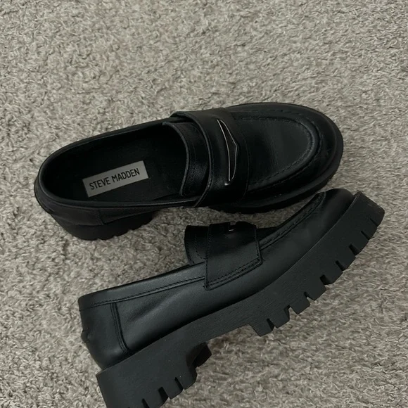 Steve Madden Black Leather Loafers with Silver Accent - Picture 2 of 3